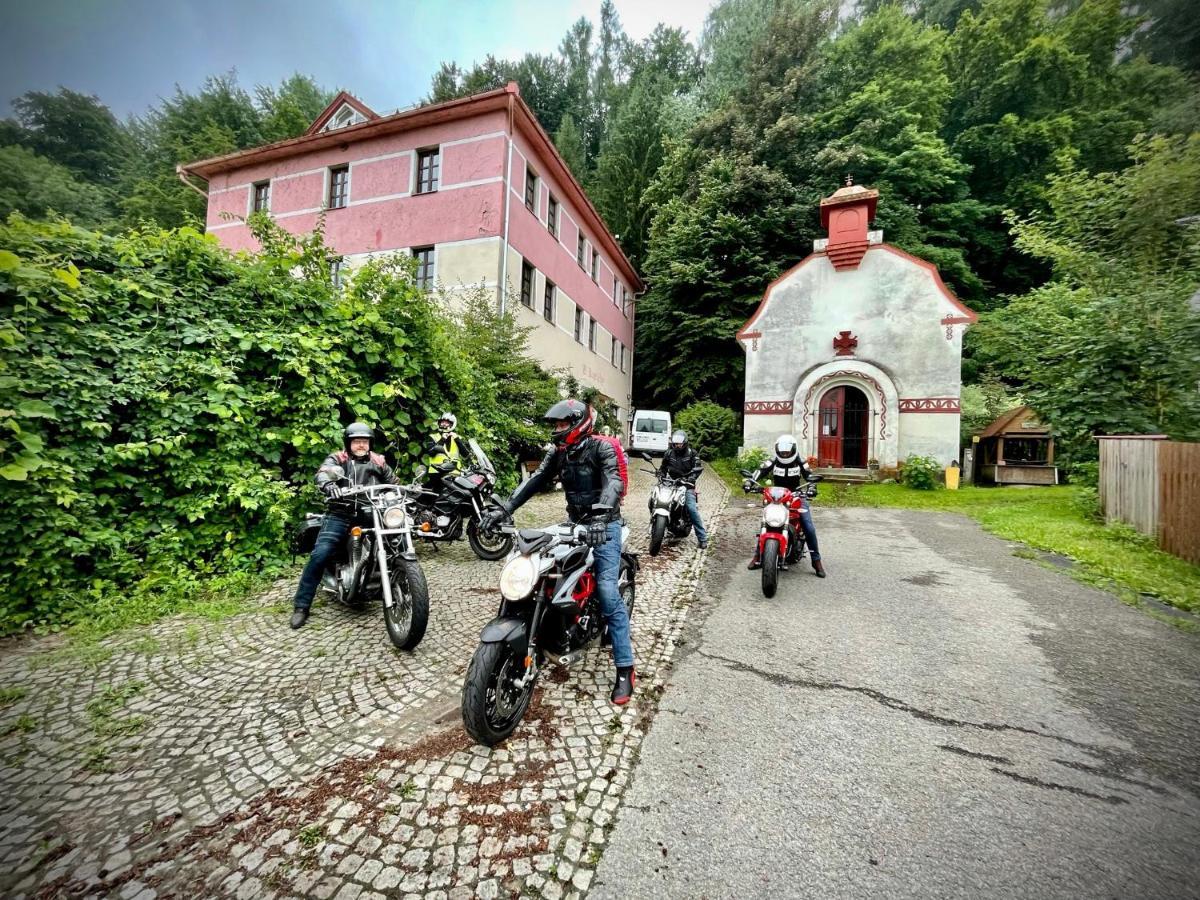 Haraburdi Recyclart Hotel Kostelec nad Orlicí Extérieur photo