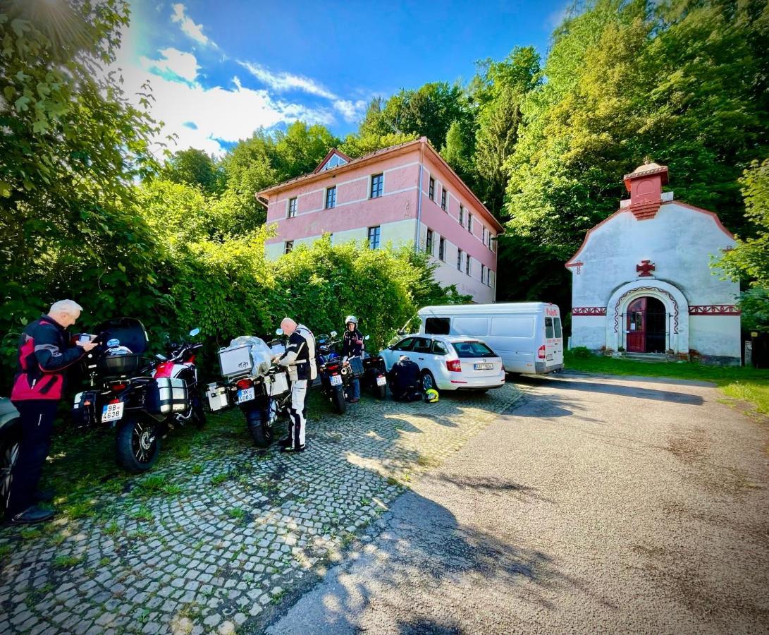 Haraburdi Recyclart Hotel Kostelec nad Orlicí Extérieur photo