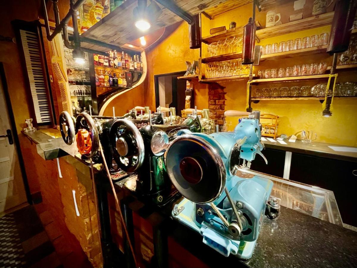 Haraburdi Recyclart Hotel Kostelec nad Orlicí Extérieur photo